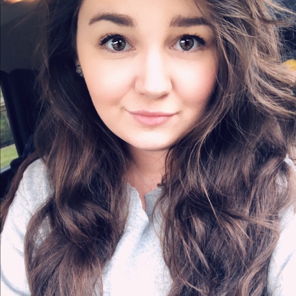 Meet your Posher, Katie💕 - Picture 2 of 6